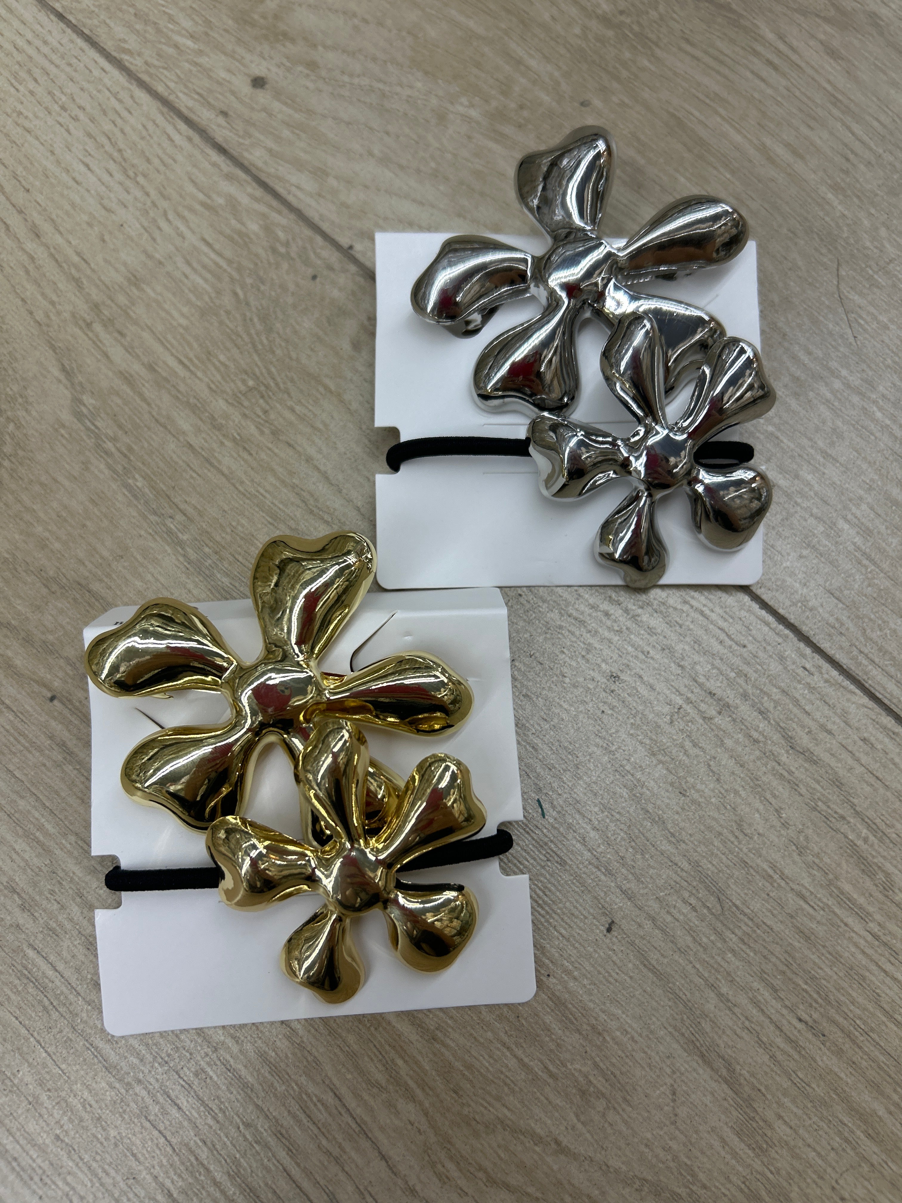 Xuxinha Metal e Presilha Francesa Flor Lelet (12 cartelas com 2 peças cada 10 douradas e 2 prata)