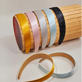 Tiara Confort acetinada com pontos de luz (12 peças