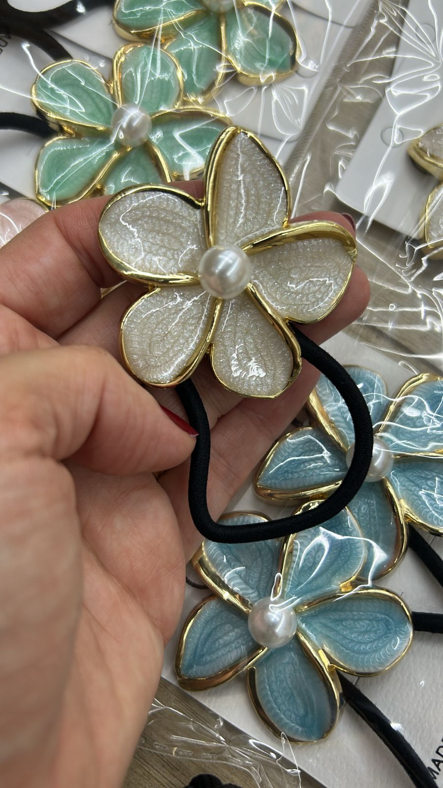 Xuxinha de cabelo com flor metal esmaltada e pérola tipo 1 (12 peças cores variadas)