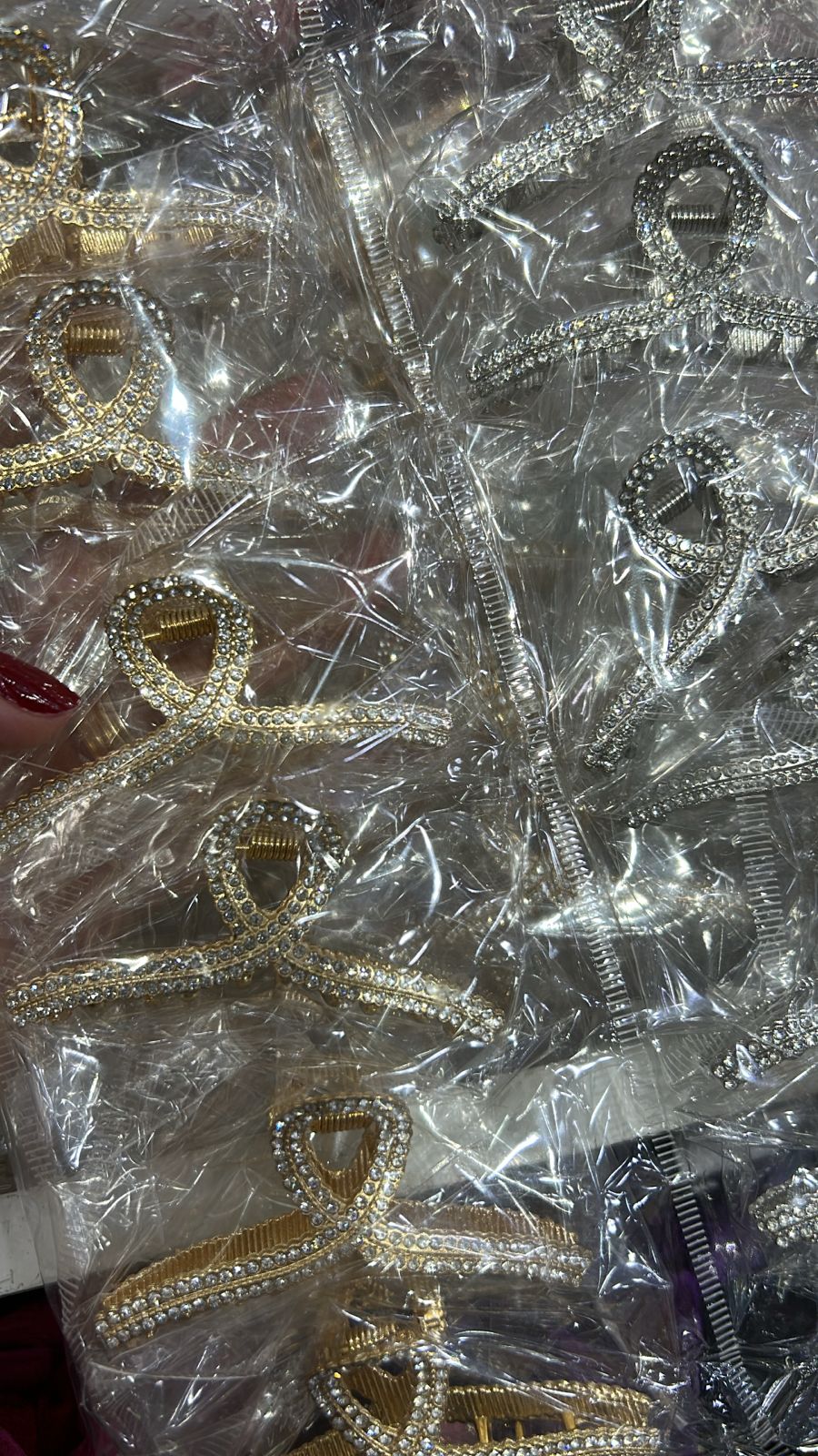 Pregadeira m metal em L com cravejados (12 peças 6 douradas e 6 pratas)