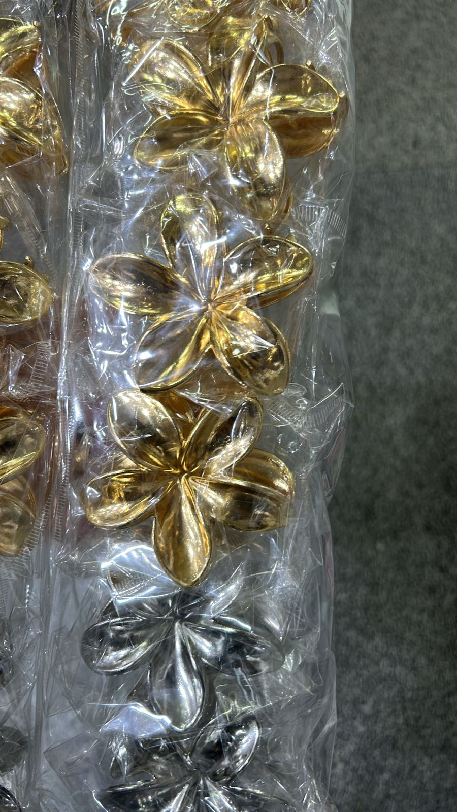 Pregadeira g metal flor havaiana (12 peças 8 douradas e 4 pratas)