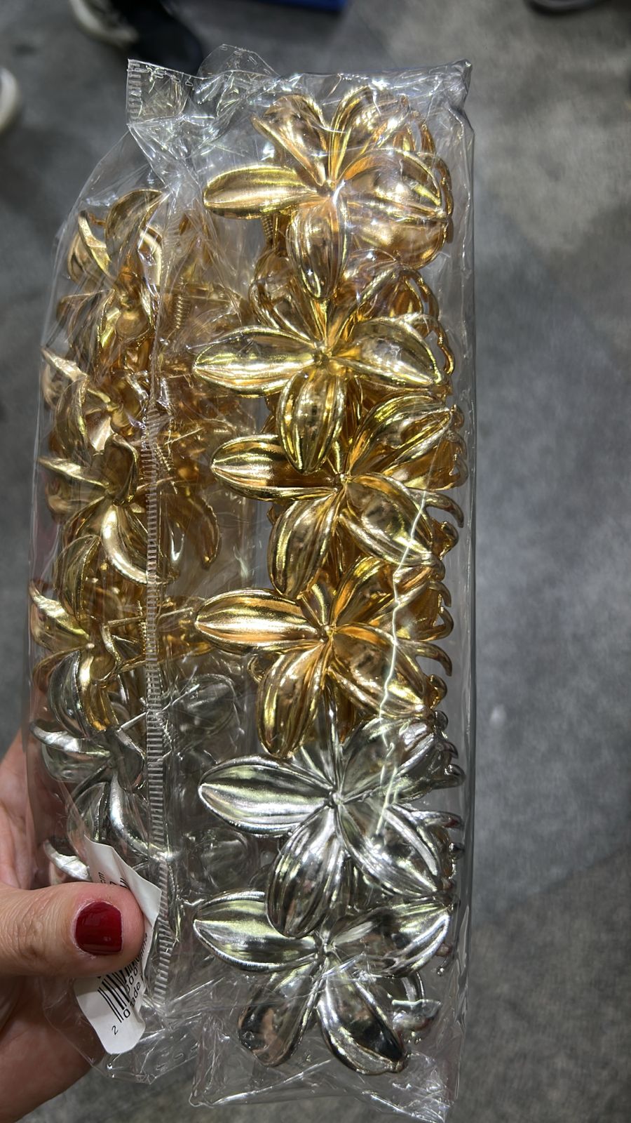 Pregadeira m metal flor havaiana (12 peças 8 douradas e 4 pratas)