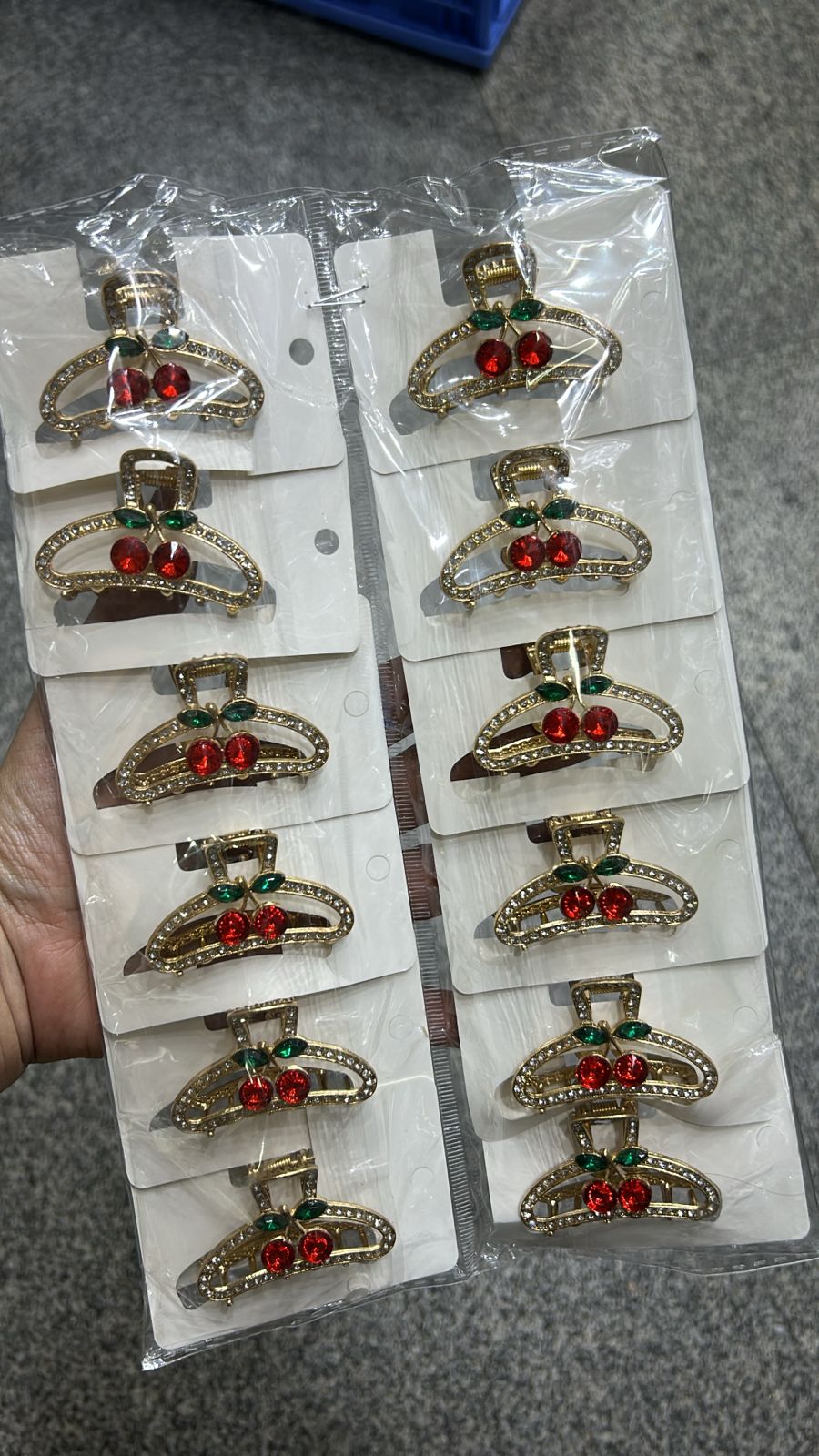 Pregadeira m metal com cereja cravejada (12 peças)