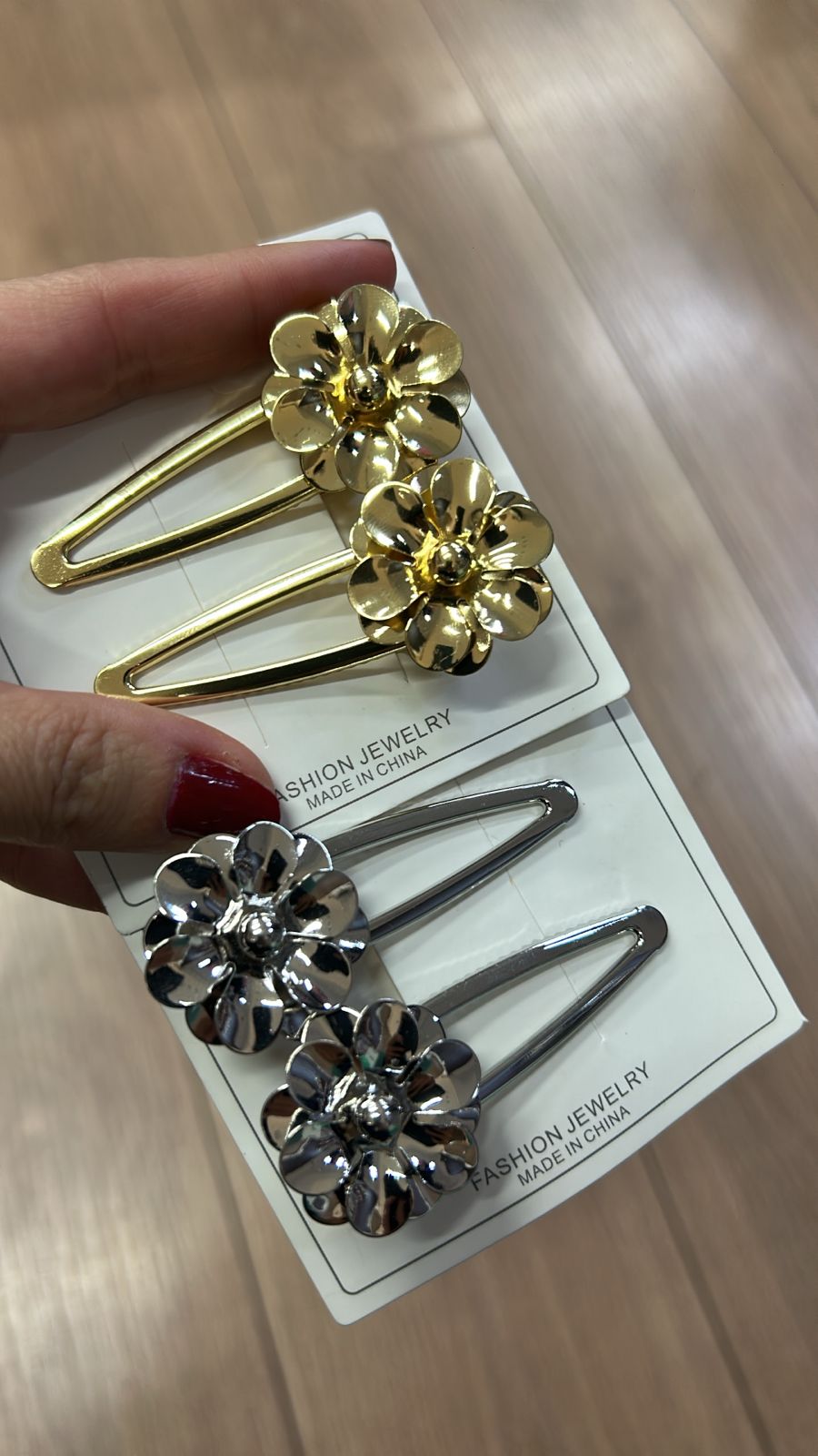 Hair clip metal flor com miolo (12 cartelas com 2 peças cada 9 douradas e 3 pratas)