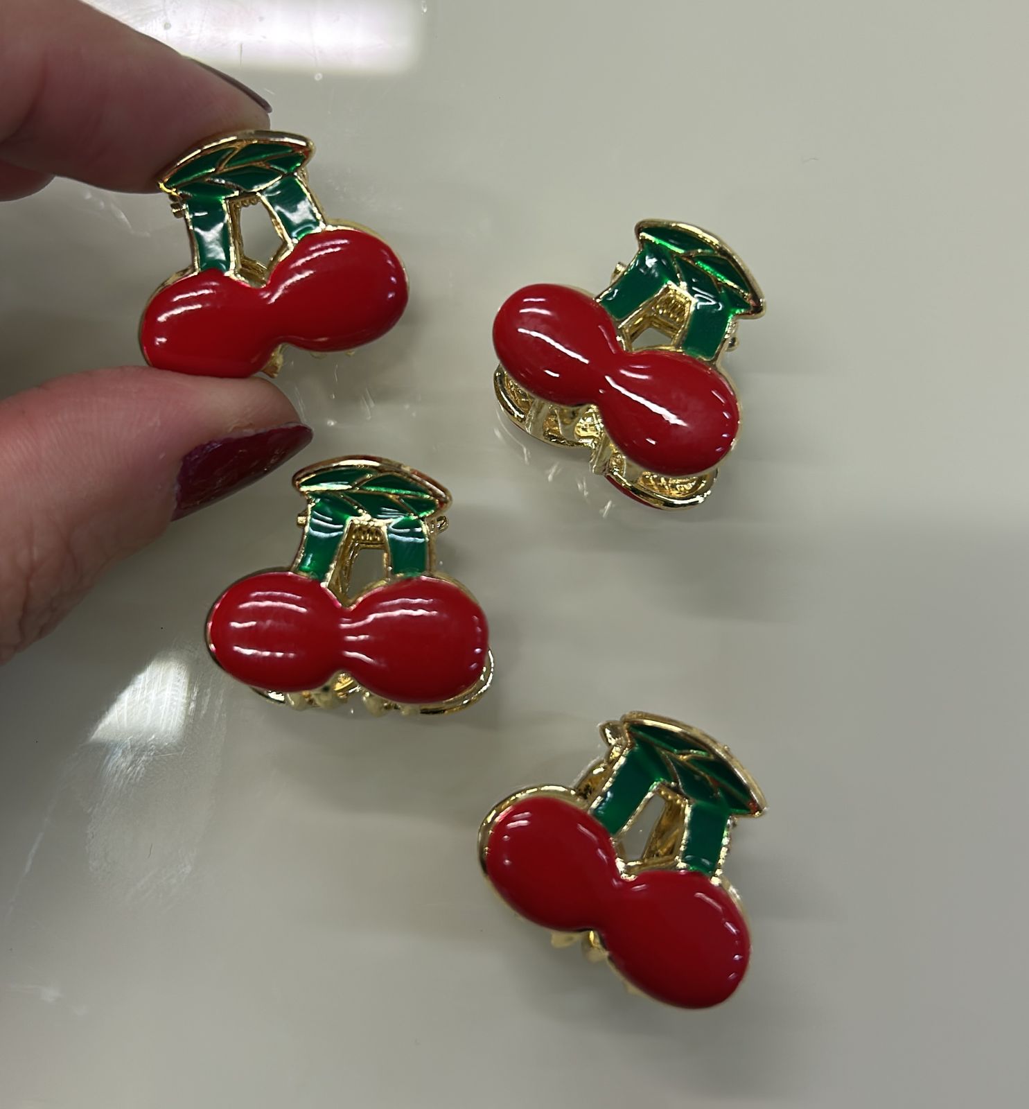 Pregadeira pp cereja esmaltada (12 cartelas com 2 peças cada)