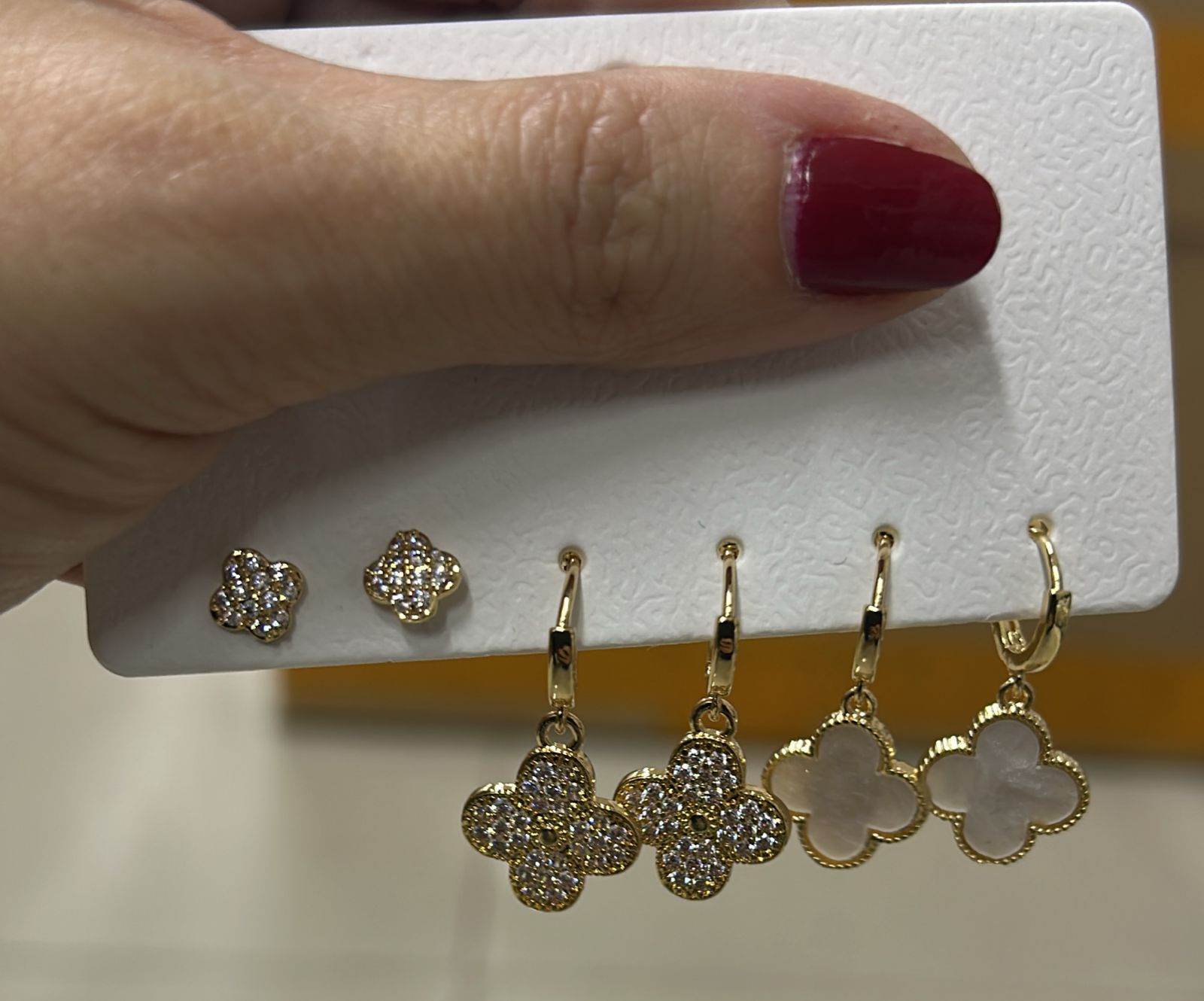 Trio de brincos inspiração VC (12 cartelas 10 douradas e 2 prata)