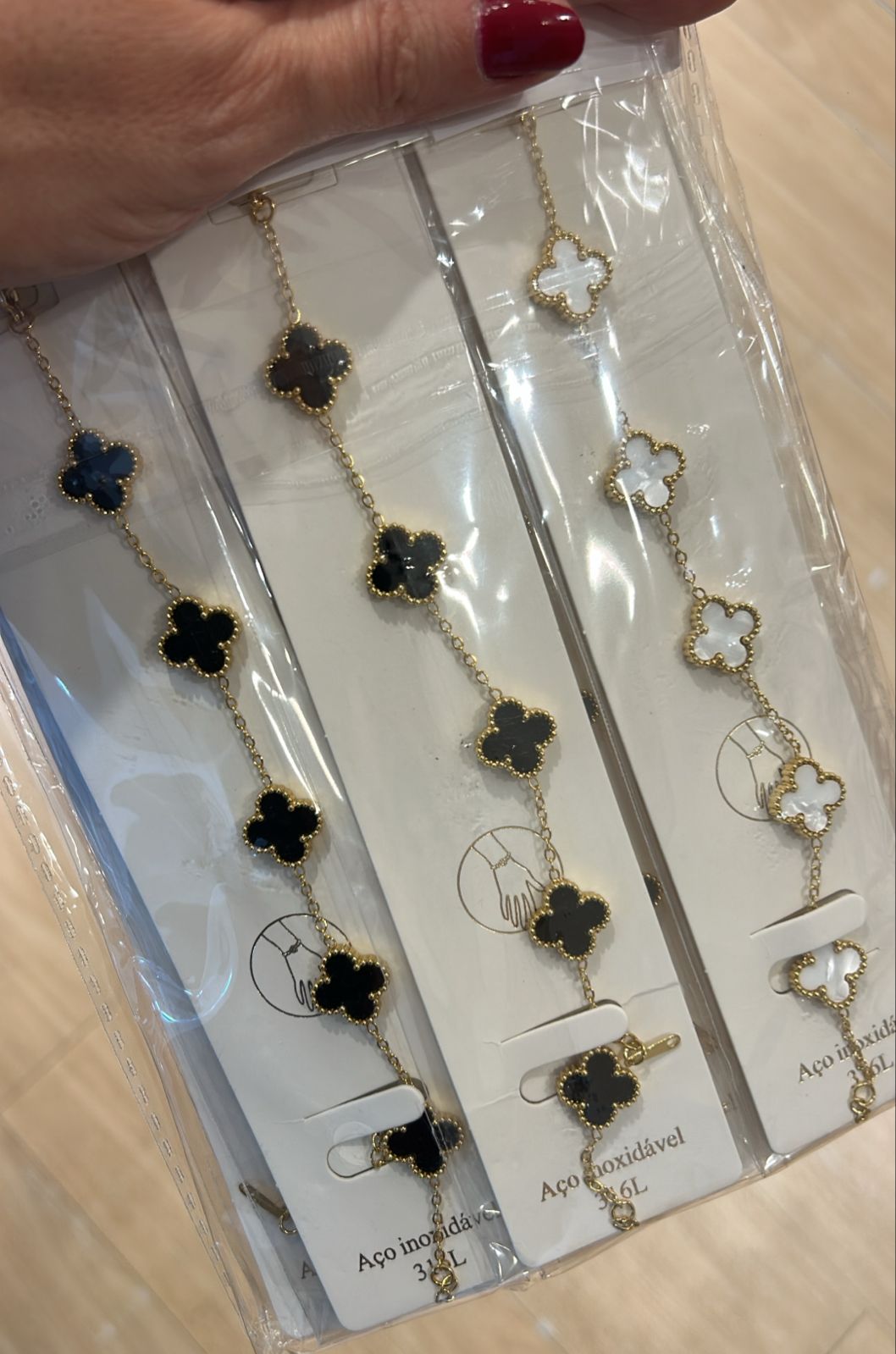 Pulseira aço inoxidável dourado com trevo (12 peças cores variadas)