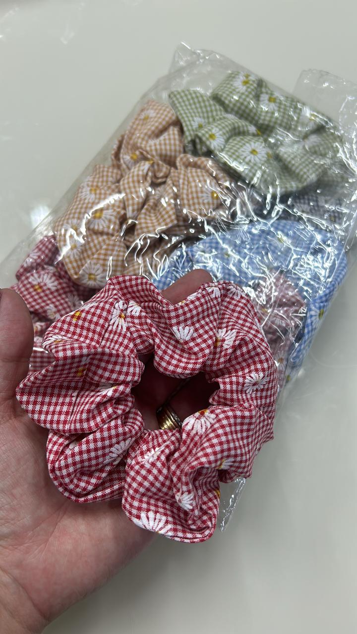 Scrunchie Xadrez com Margaridas (12 peças)