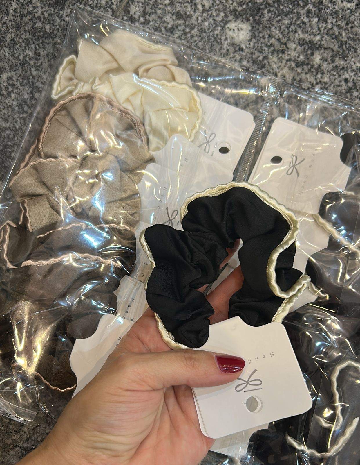 Scrunchie acetinada com borda (6 pretas, 2 das demais cores)