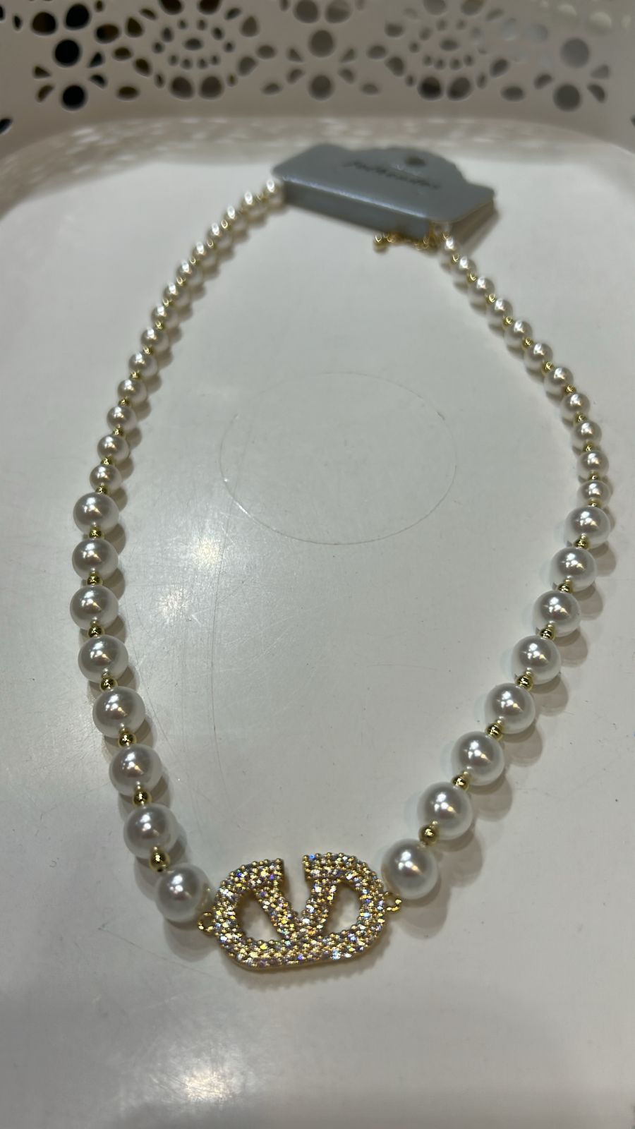 Colar Pérolas e Cravejado Inspiração Grife VL Dourado fecho lagosta (6 peças semijoia - 2 milésimos)