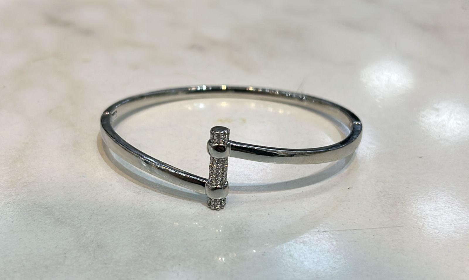 Bracelete ródio inspiração grife T cravejado (6 peças)