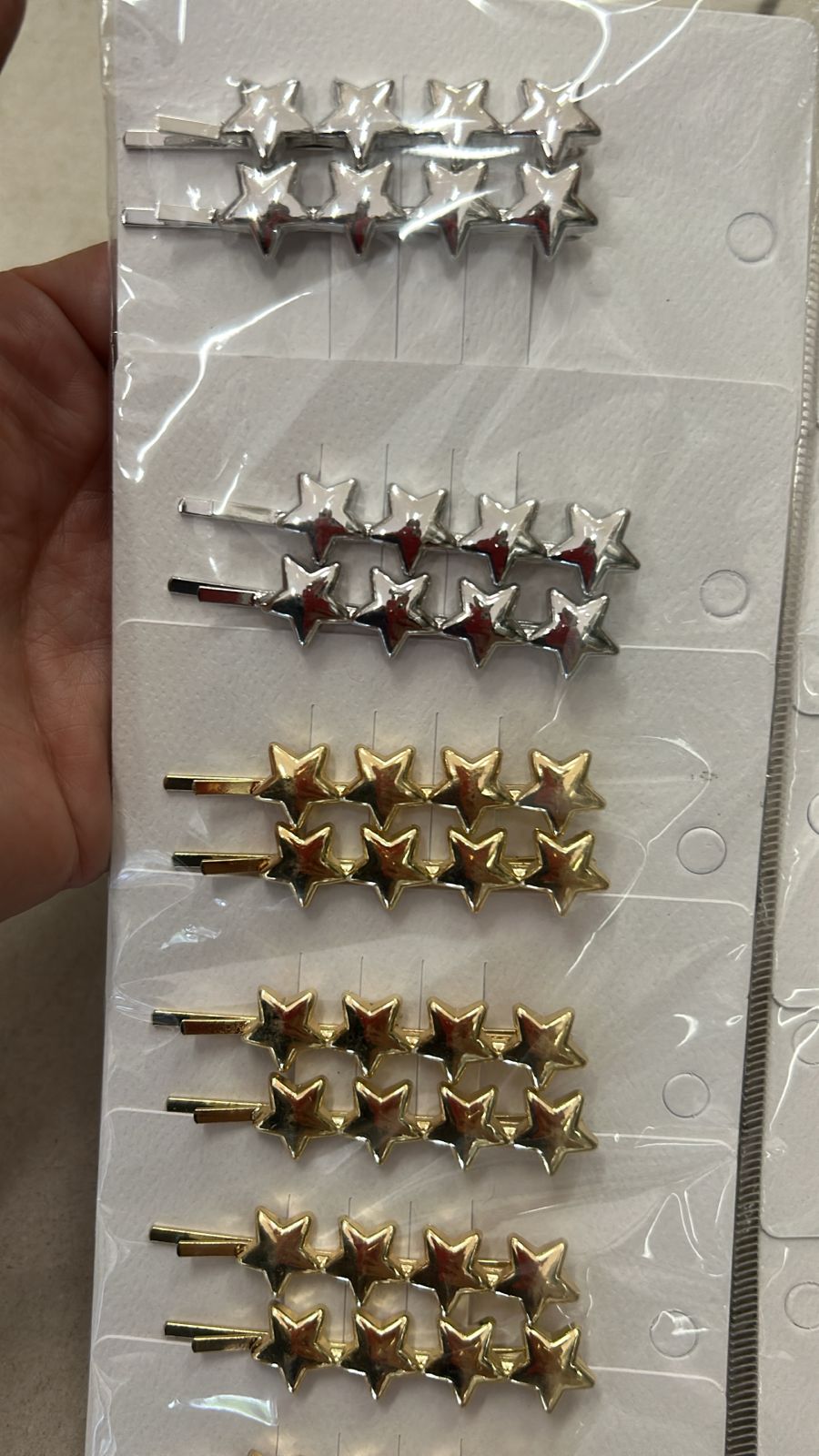 Grampos metal estrelinhas (12 cartelas com 2 peças cada 10 dourada e 2 pratas)