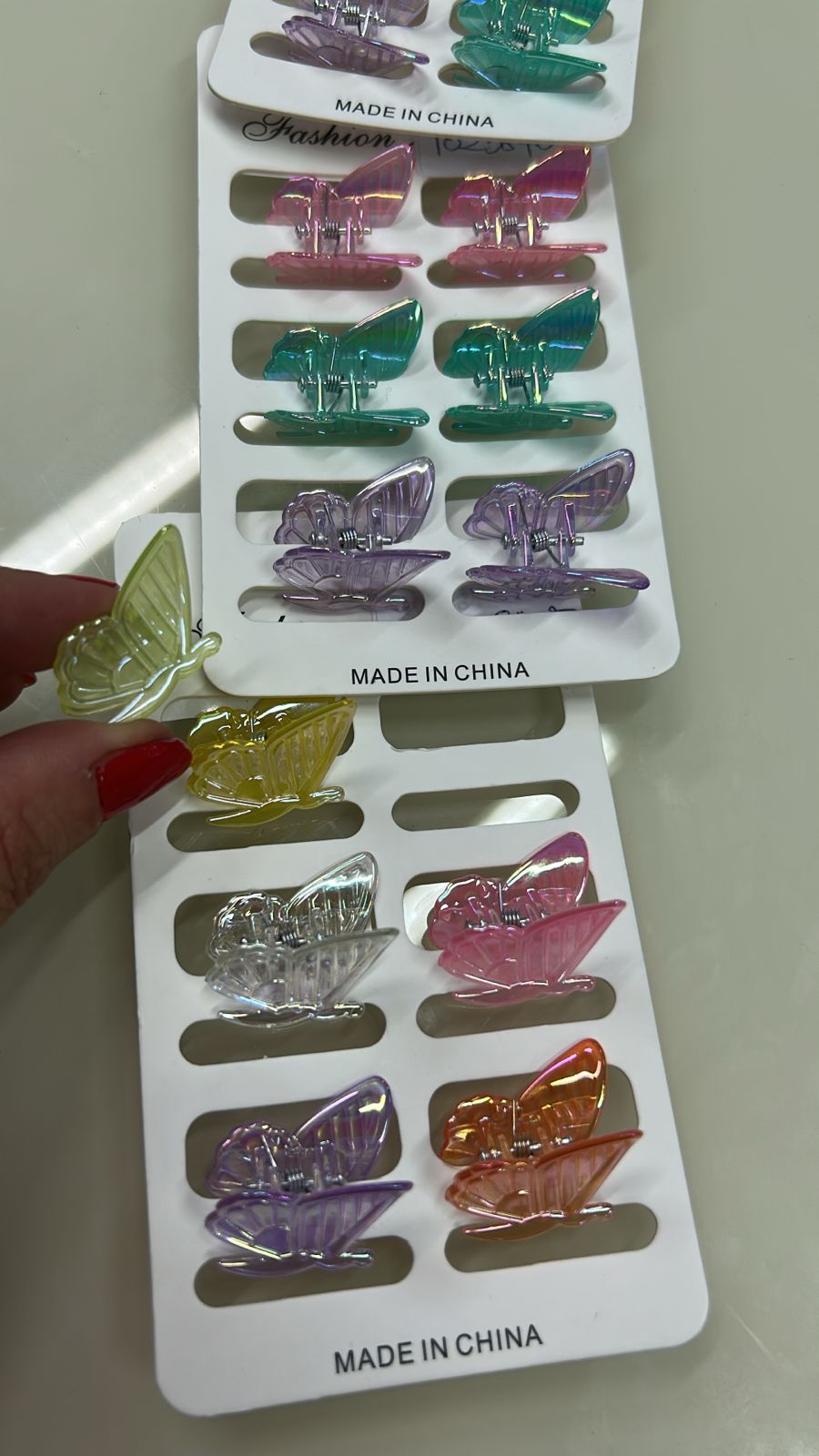 Cartela com mini pregadeiras borboletas (12 cartelas com 6 peças cada)