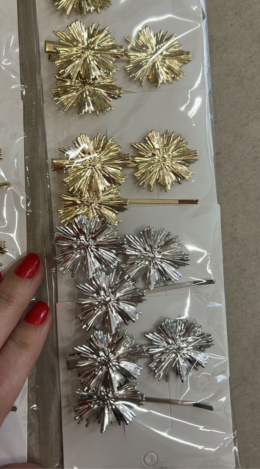 Hair clip e grampo metal estilhaço (12 cartelas com 2 peças cada 10 douradas e 2 pratas)