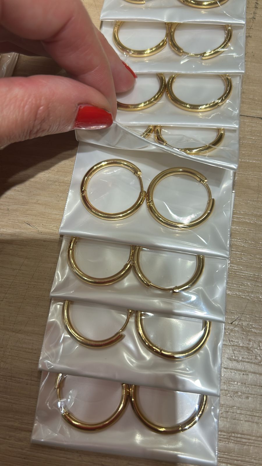 Cartela argola aço inoxidável dourada média (12 pares)
