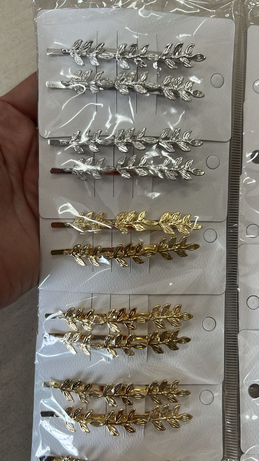 Grampos metal ramo (12 cartelas com 2 peças cada 10 dourada e 2 pratas)