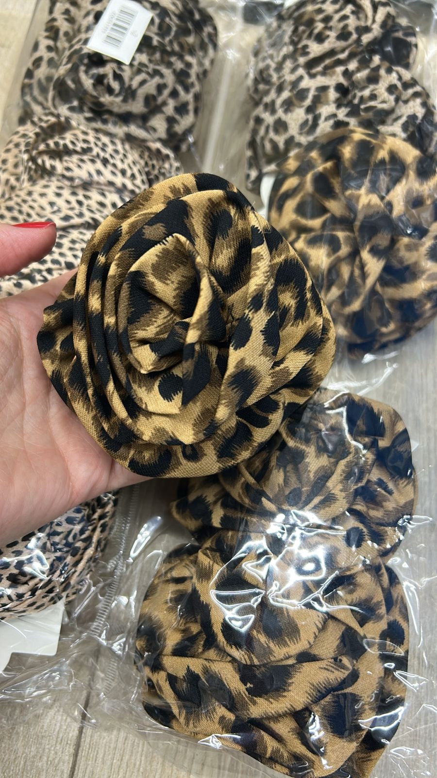 Pregadeira poliéster G com flor tecido animal print (12 peças 4 de cada estampa)