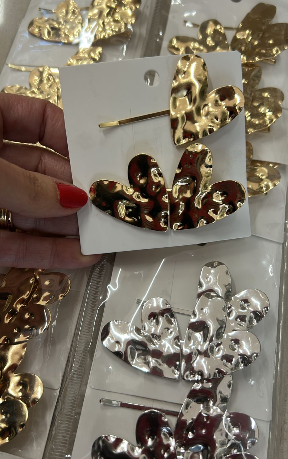 Hair clip e grampo metal coração martelado (12 cartelas com 2 peças cada 10 douradas e 2 pratas)