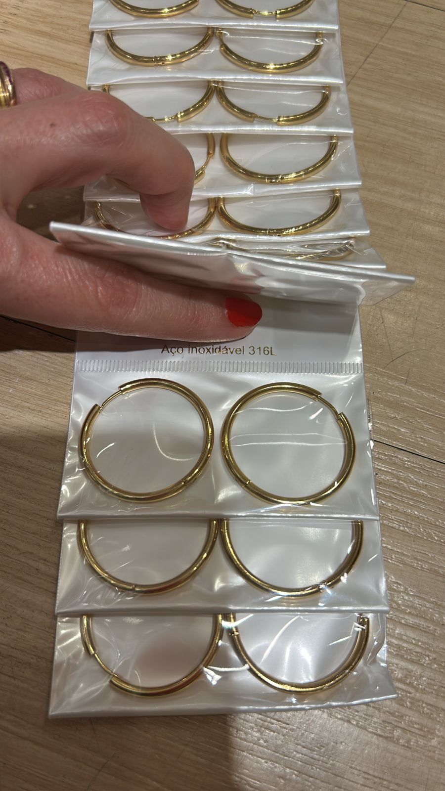 Cartela argola aço inoxidável dourada grande (12 pares)
