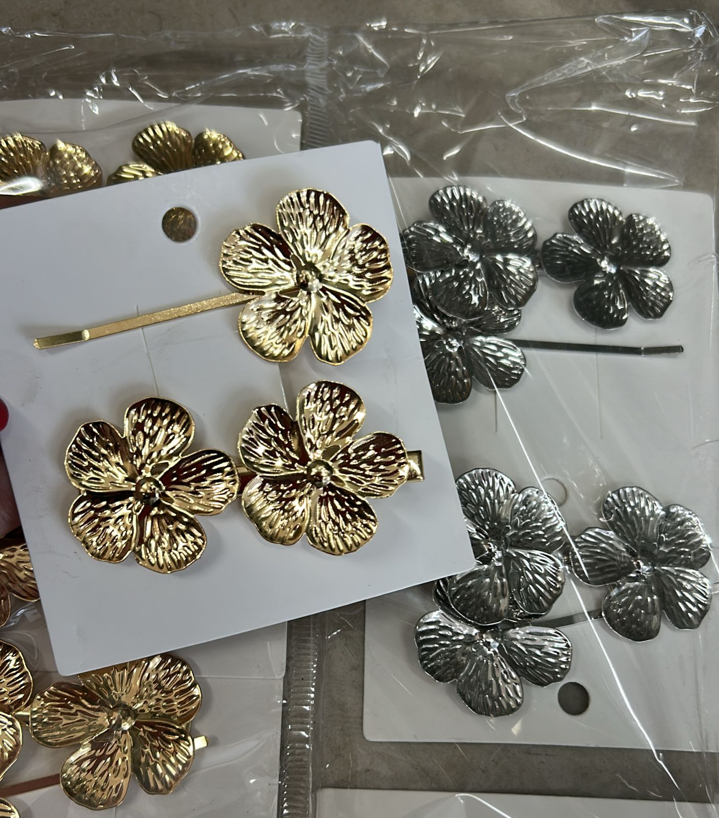 Hair clip e grampo metal flor (12 cartelas com 2 peças cada 10 douradas e 2 pratas)