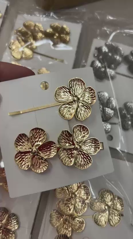 Hair clip e grampo metal flor (12 cartelas com 2 peças cada 10 douradas e 2 pratas)