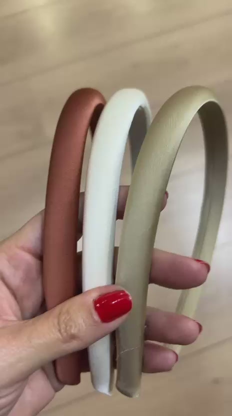 Tiara adulto fina com leve enchimento (12 peças)