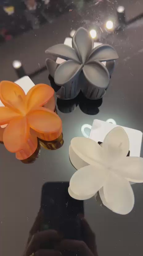 Pregadeira G poliéster fosco flor havaiana (12 peças 4 de cada cor)