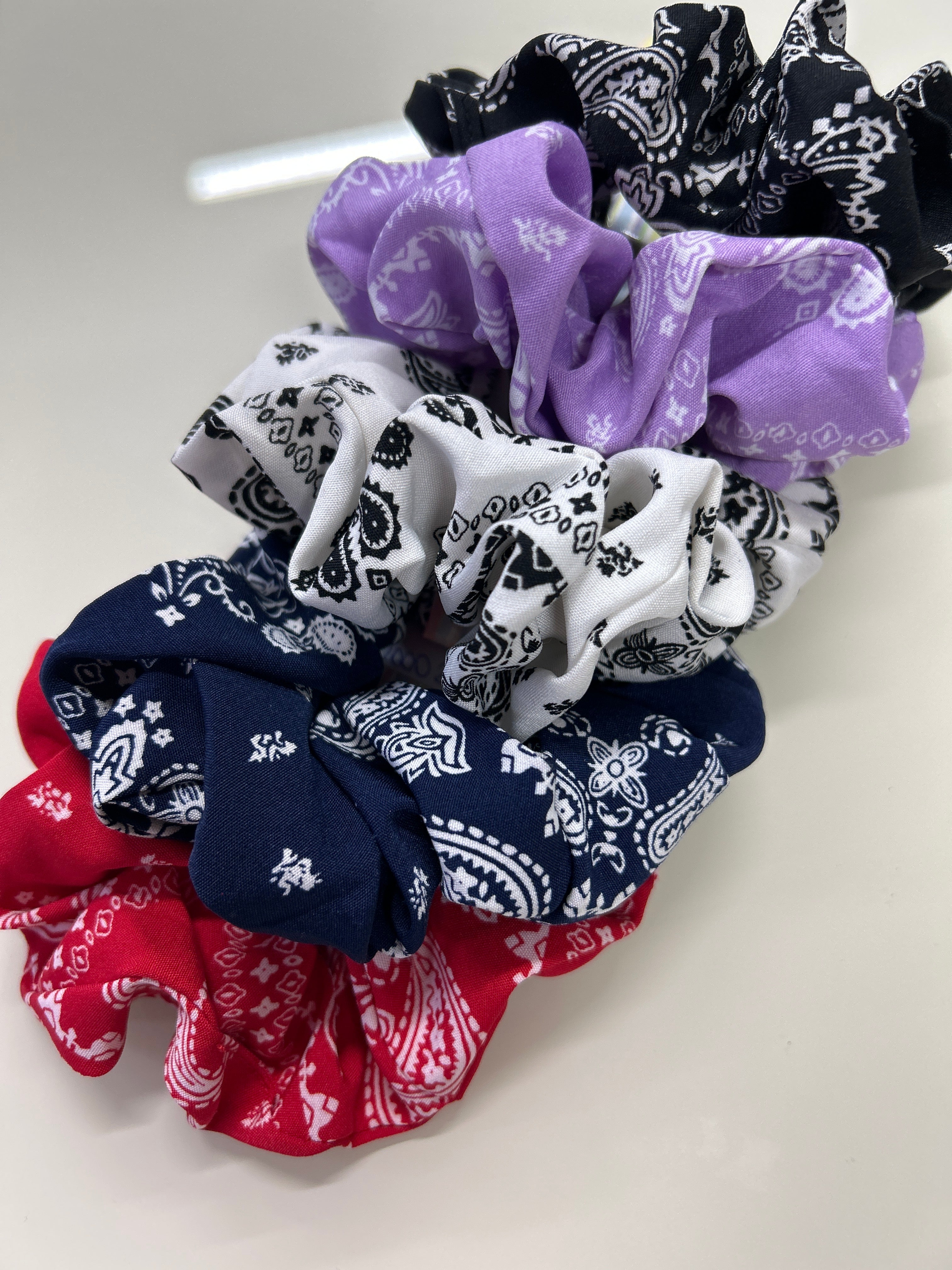 Scrunchie Estampa Bandana (12 peças. 3 vermelhos, 3 pretos, 2 azul, 2 branco, 2 roxo)