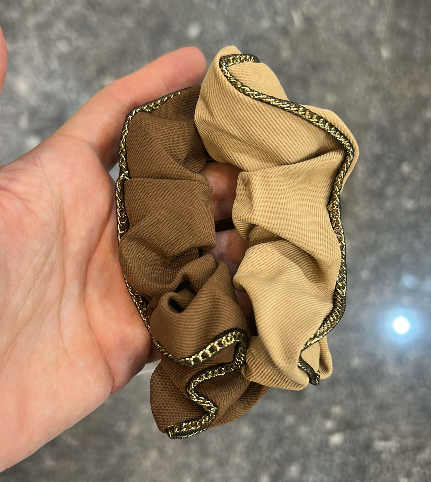 Scrunchie tons marrons com detalhe corrente (2 marrom e 10 bege)