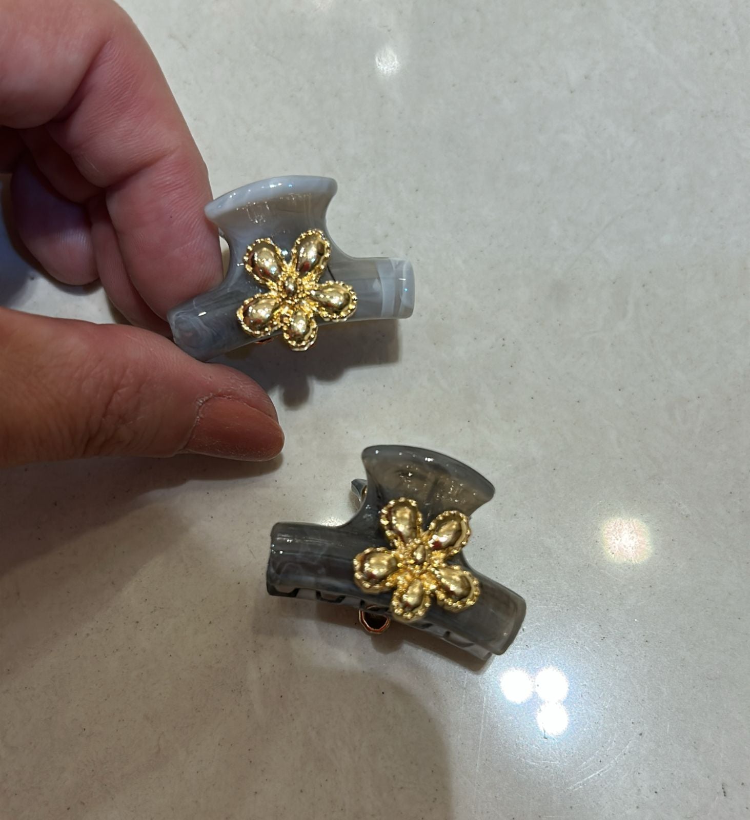 Piranha PP base poliéster mesclado com aplique de flor dourada (12 peças iguais)