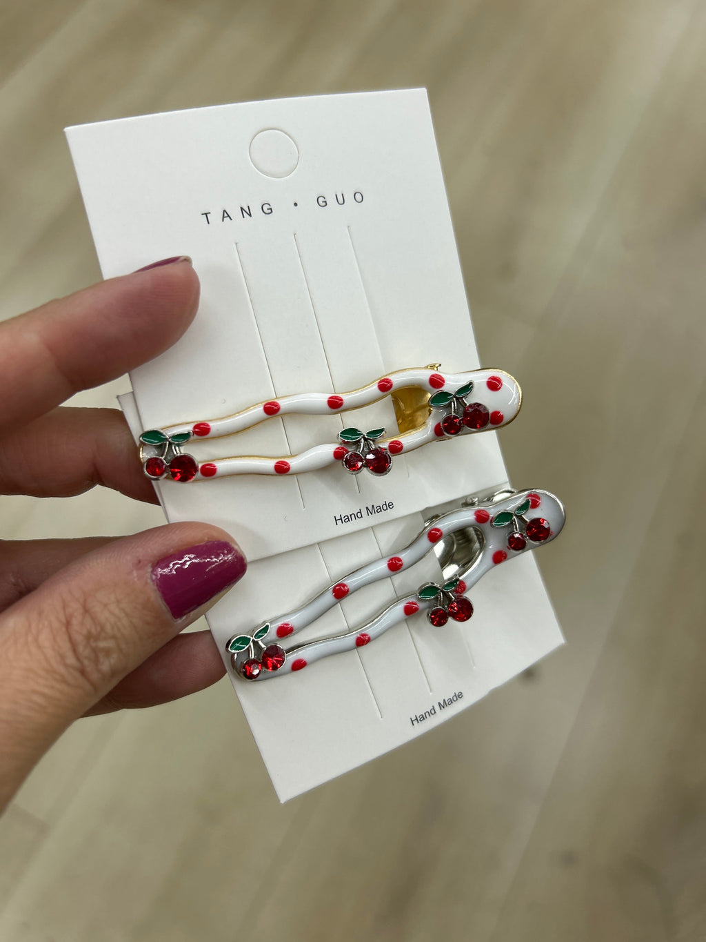 Hair Clip Esmaltado Poá com Cerejinhas (12 peças 6 douradas e 6 pratas - 2 vermelha e 4 rosa)