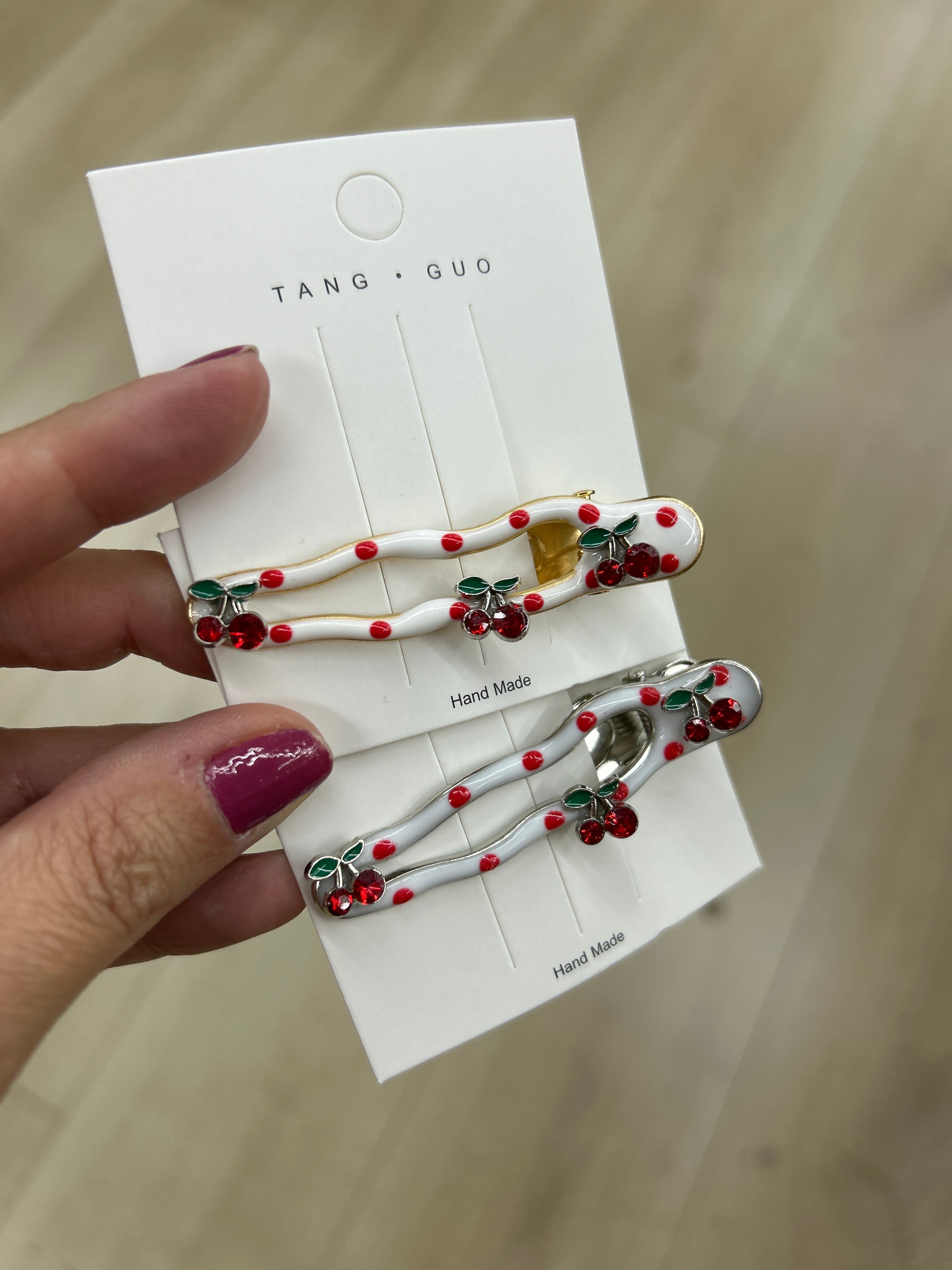 Hair Clip Esmaltado Poá com Cerejinhas (12 peças 6 douradas e 6 pratas - 2 vermelha e 4 rosa)