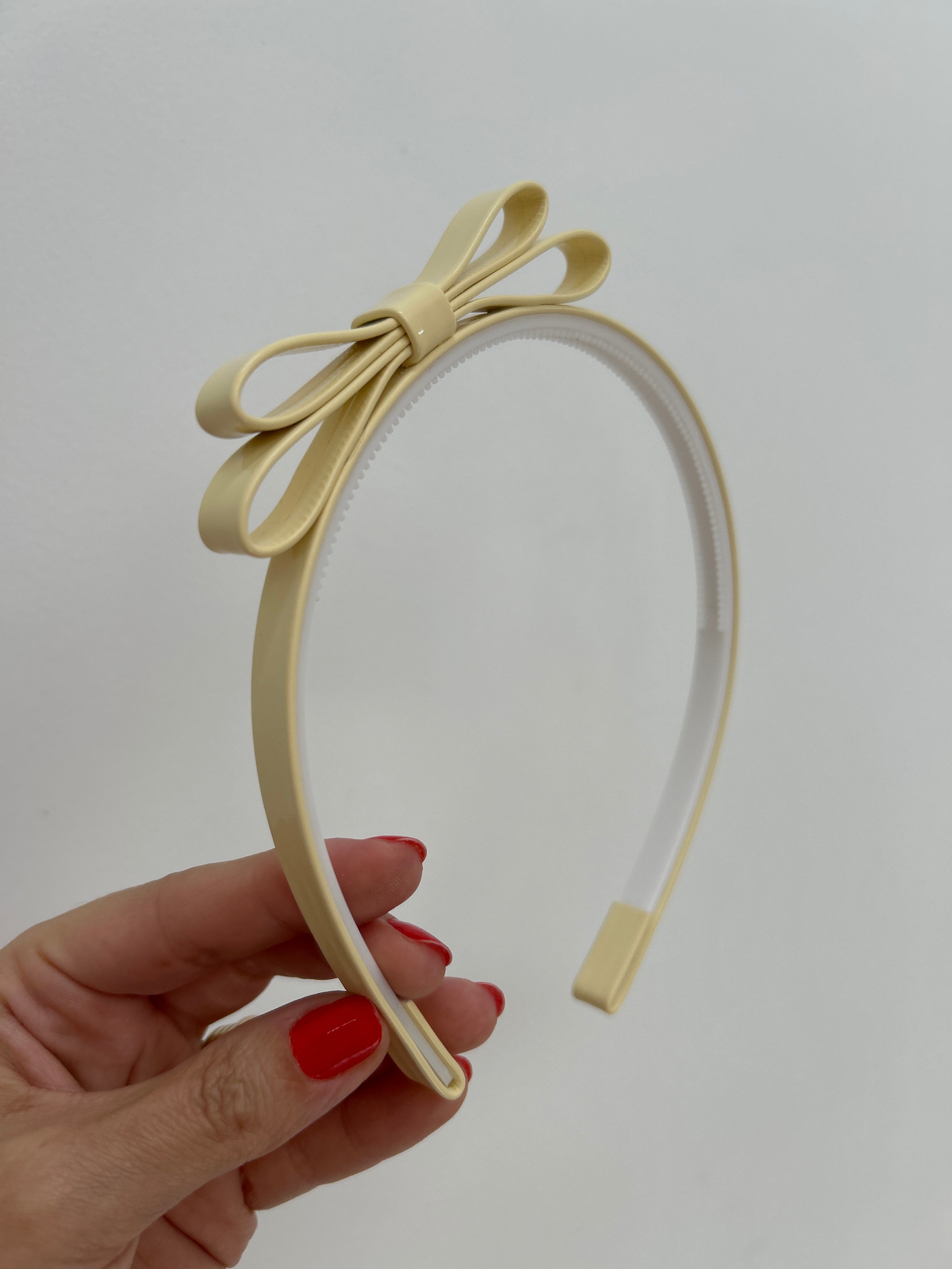 Tiara dentinho Laço Chanel Verniz - Amarelo Manteiga (unidade)