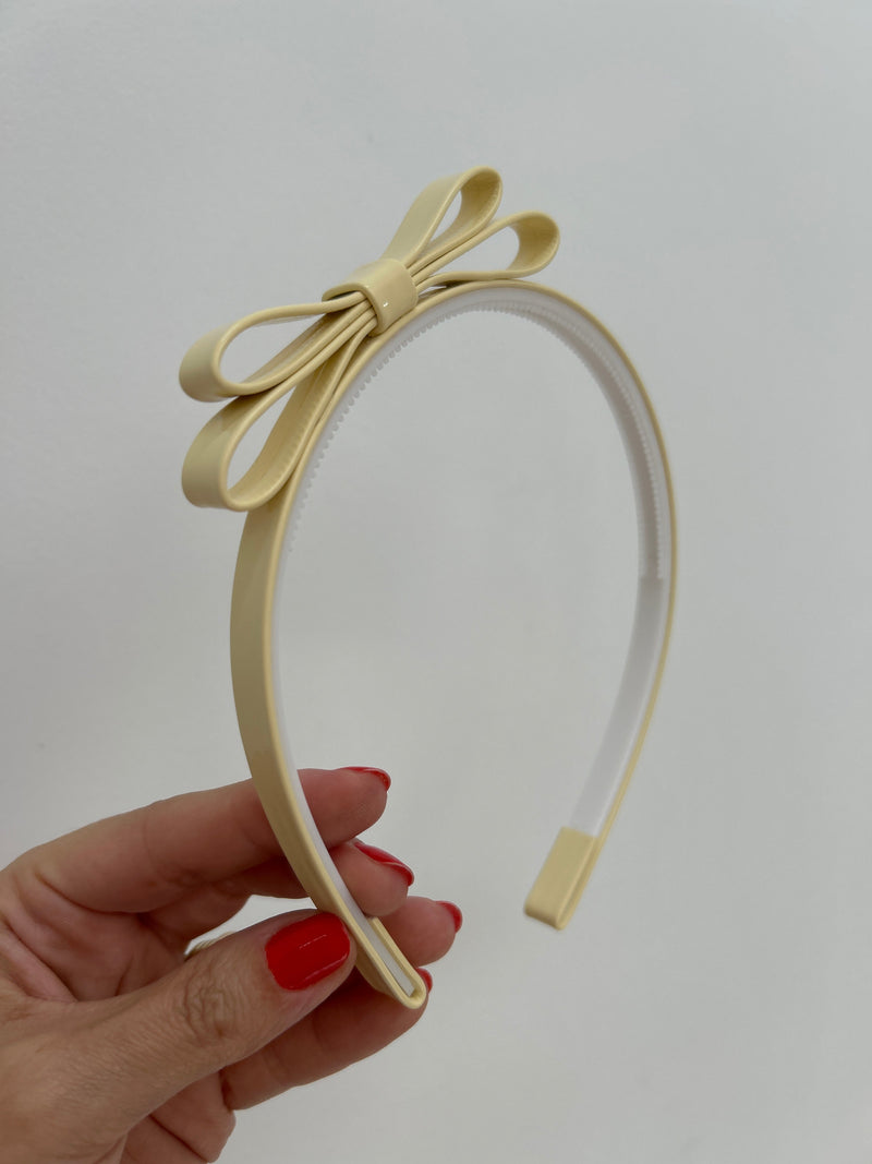 Tiara dentinho Laço Chanel Verniz - Amarelo Manteiga (unidade)