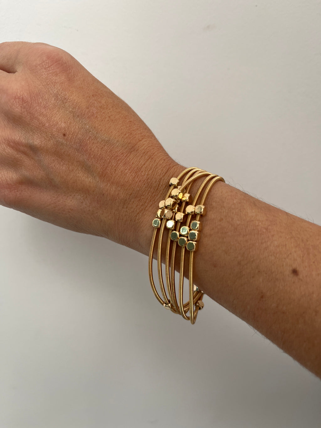 Pulseira corda de violão com QUADRADINHOS (12 conjuntos com 6 peças cada 8 douradas 4 pratas)