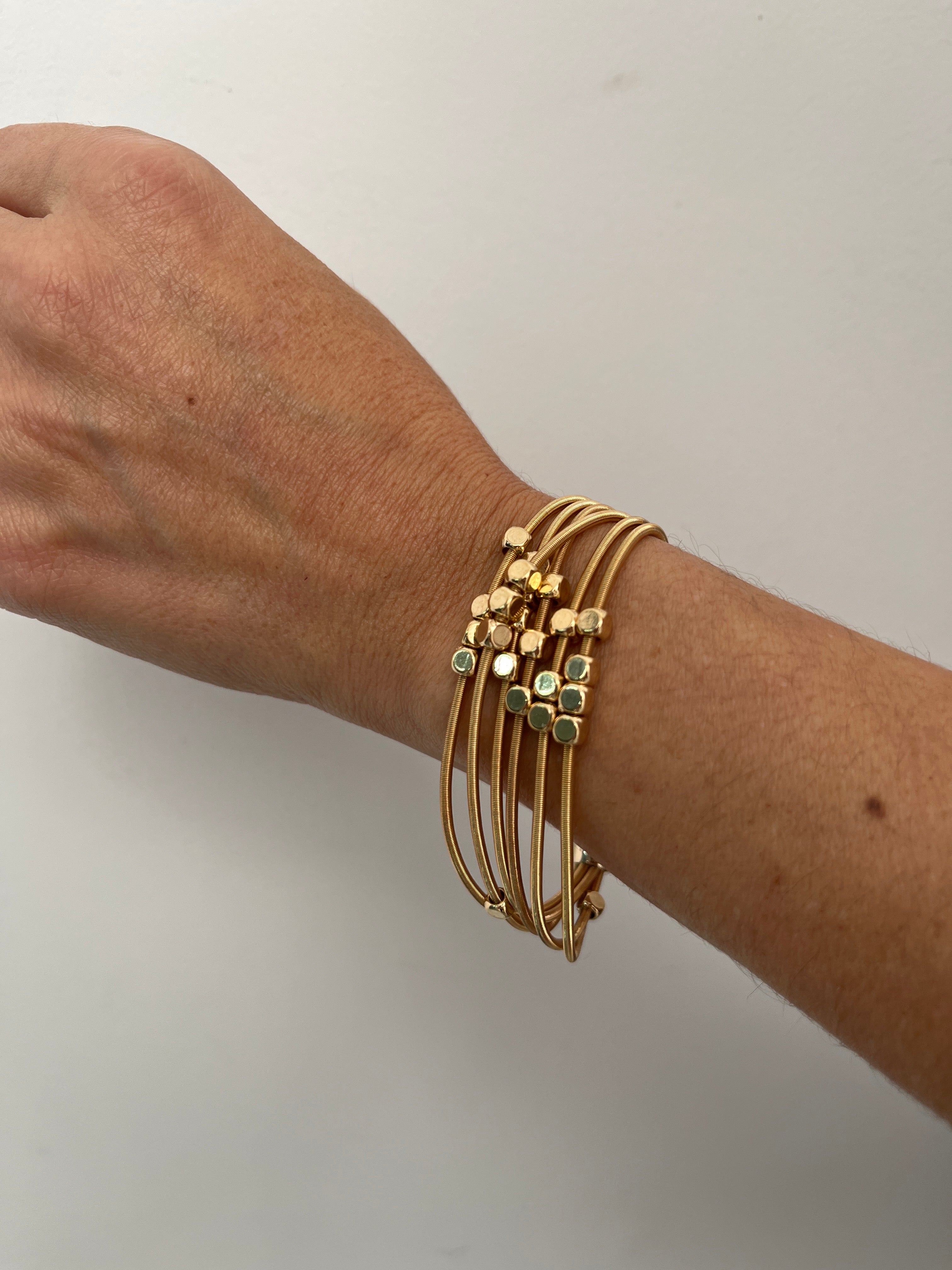 Pulseira corda de violão com QUADRADINHOS (12 conjuntos com 6 peças cada 8 douradas 4 pratas)