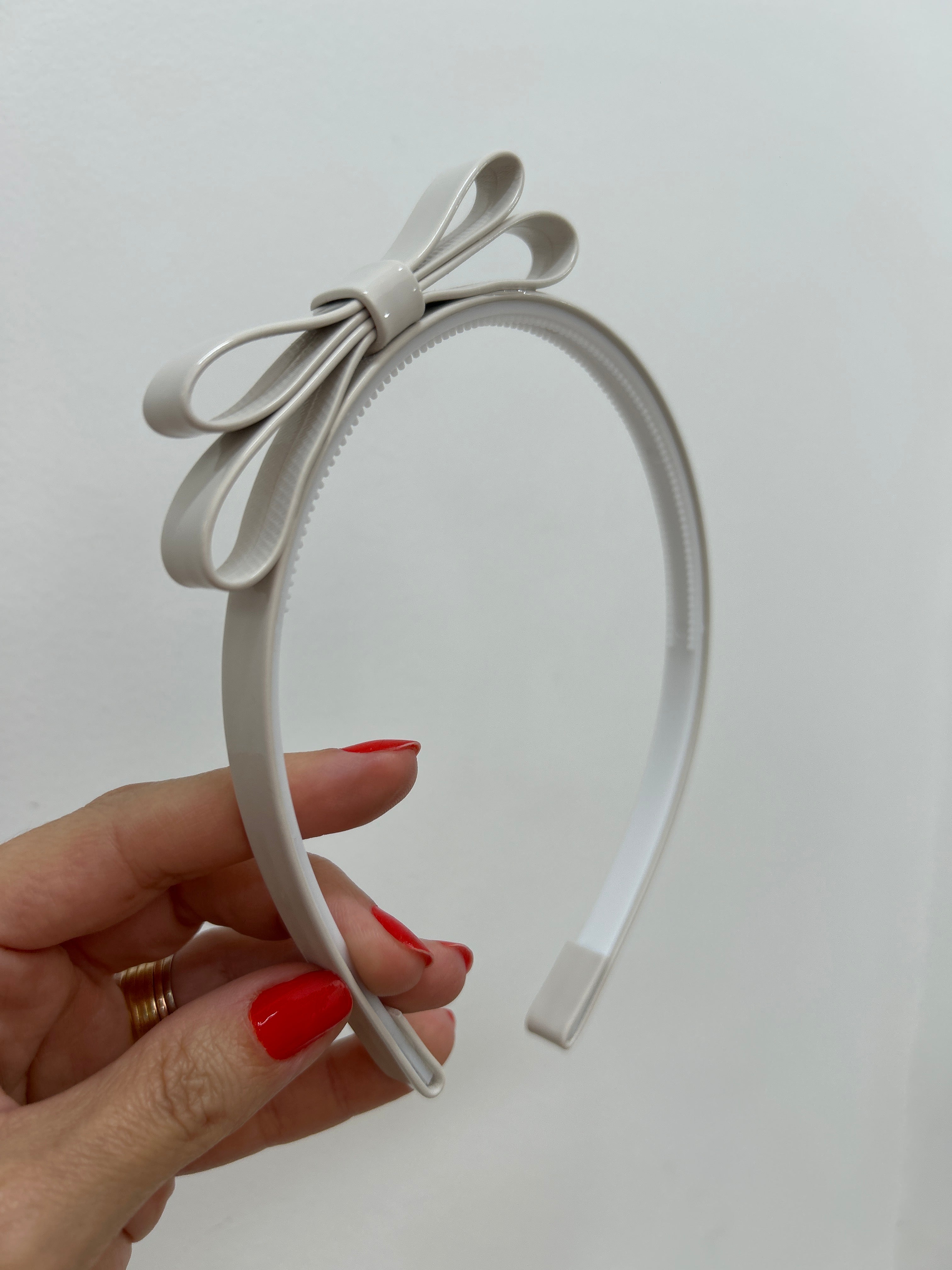 Tiara dentinho Laço Chanel Verniz - Off White (unidade)