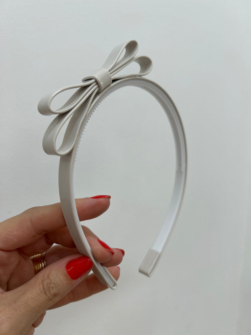 Tiara dentinho Laço Chanel Verniz - Off White (unidade)