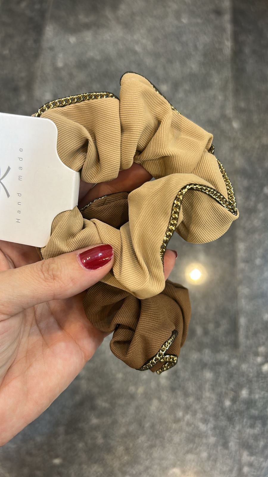 Scrunchie tons marrons com detalhe corrente (2 marrom e 10 bege)