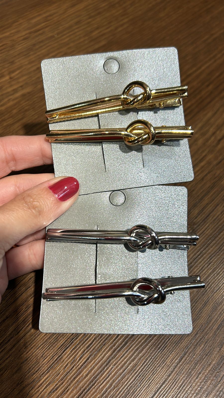 Hair Clip Metal Nó (12 cartelas com 2 peças cada 8 douradas e 4 prata)