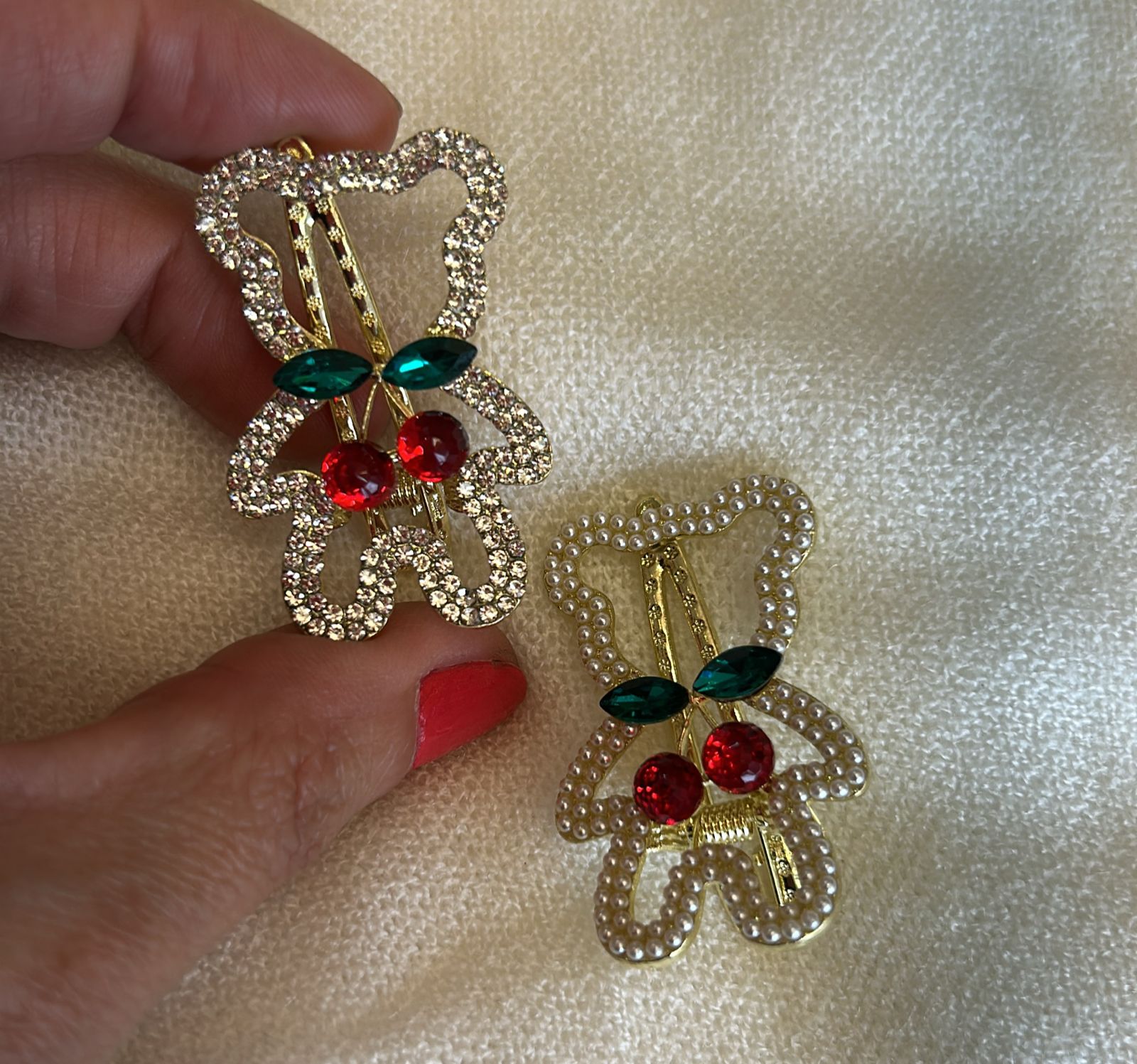 Hair Clip P Teddy com Cereja Pedrarias (12 peças 6 strass e 6 micro pérolas)