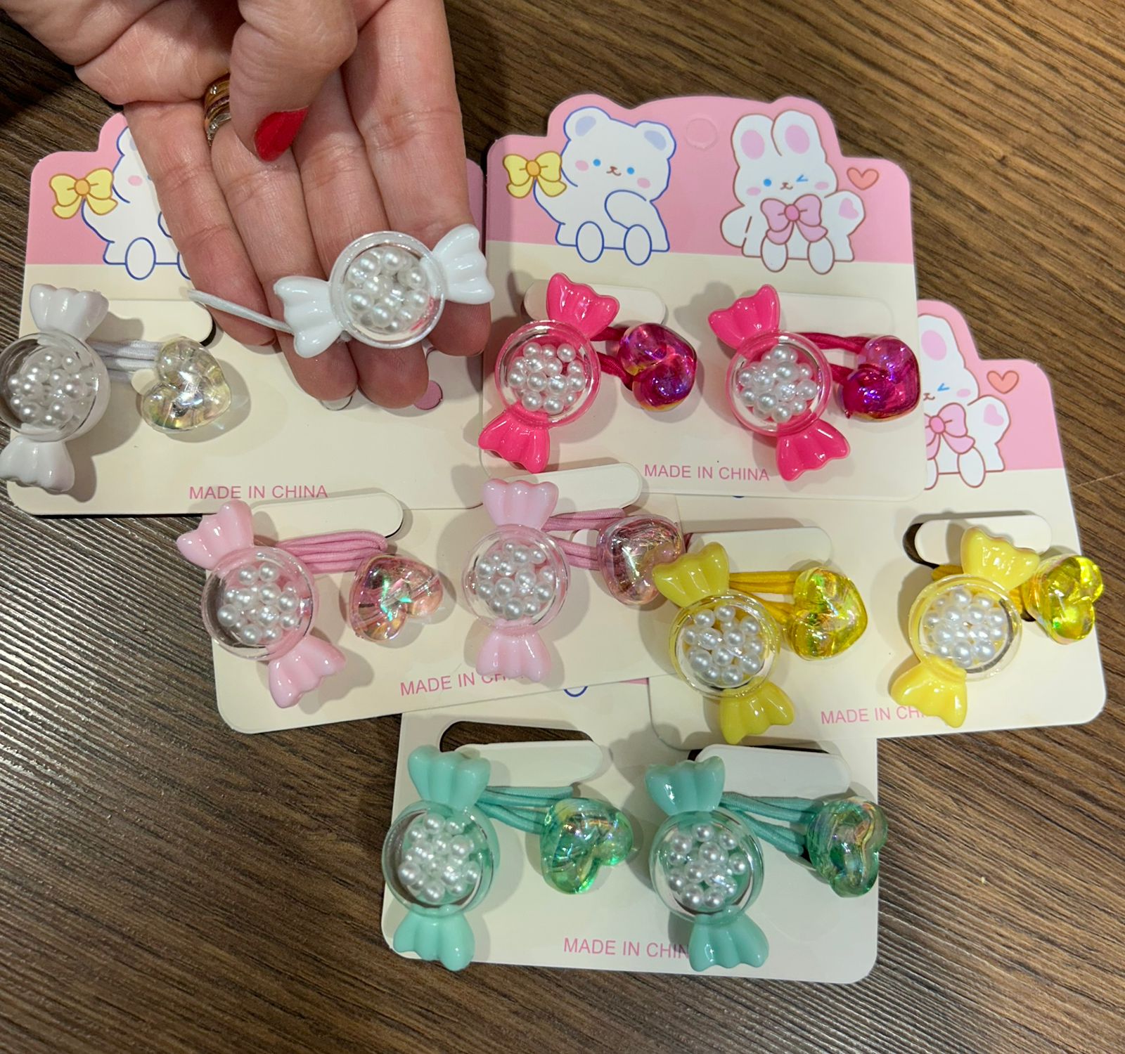 Xuxinha de Cabelo Balinha com pérolas dentro (12 cartelas com 2 peças cada)
