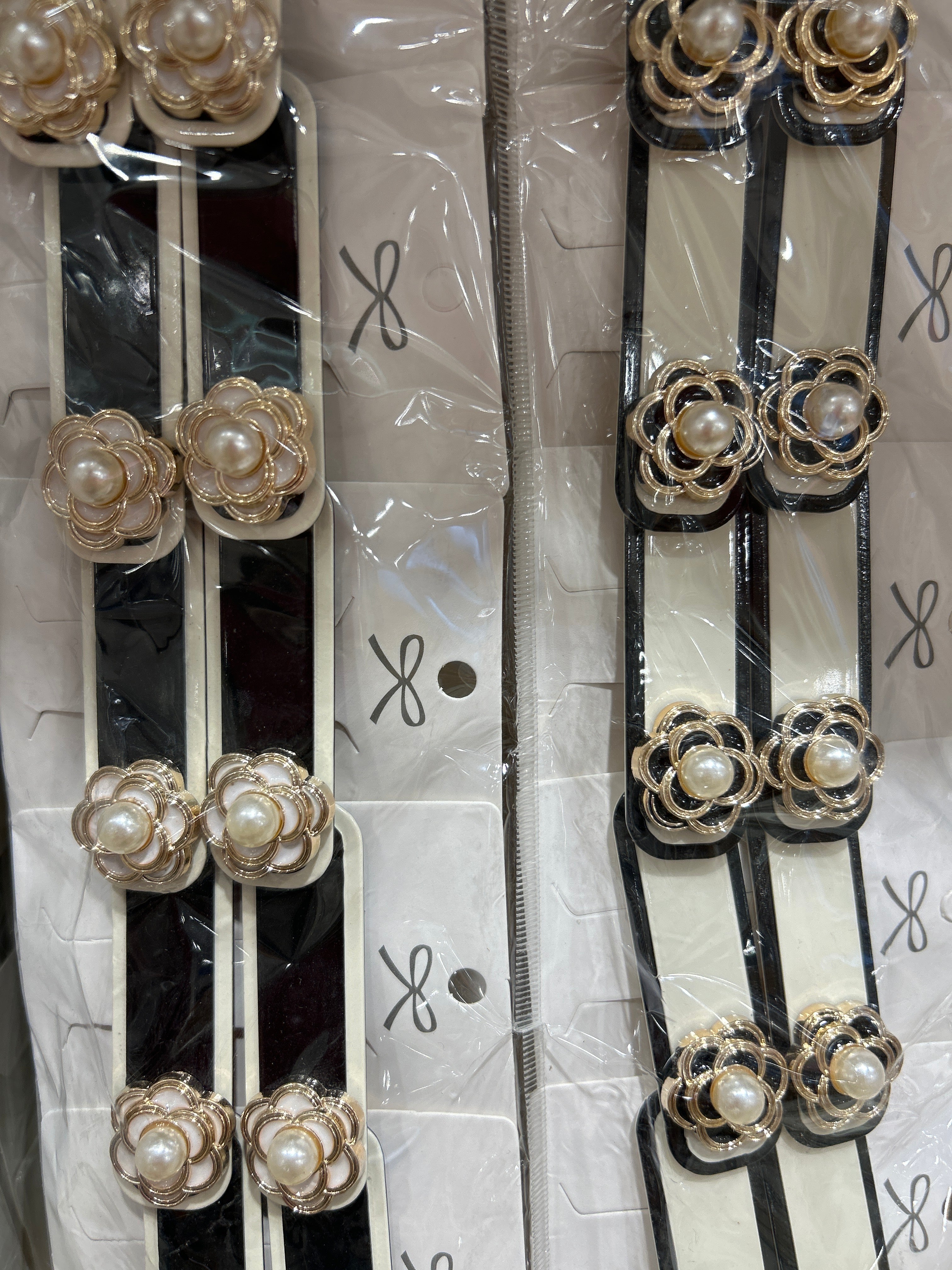 Hair Clip Metal e Acetato com Camélia (12 cartelas com 2 peças cada. 6 preto e 6 branco)
