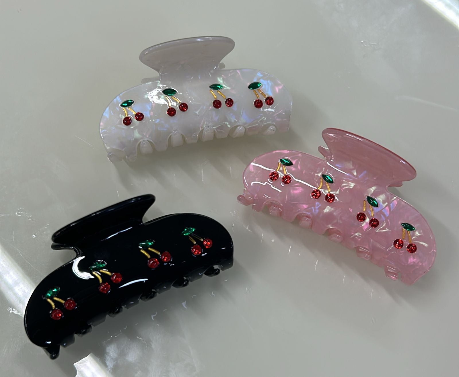 Piranha G Acetato Cerejas cravejadas (12 peças. 5 pretas, 4 Brancas e 3 Rosa)