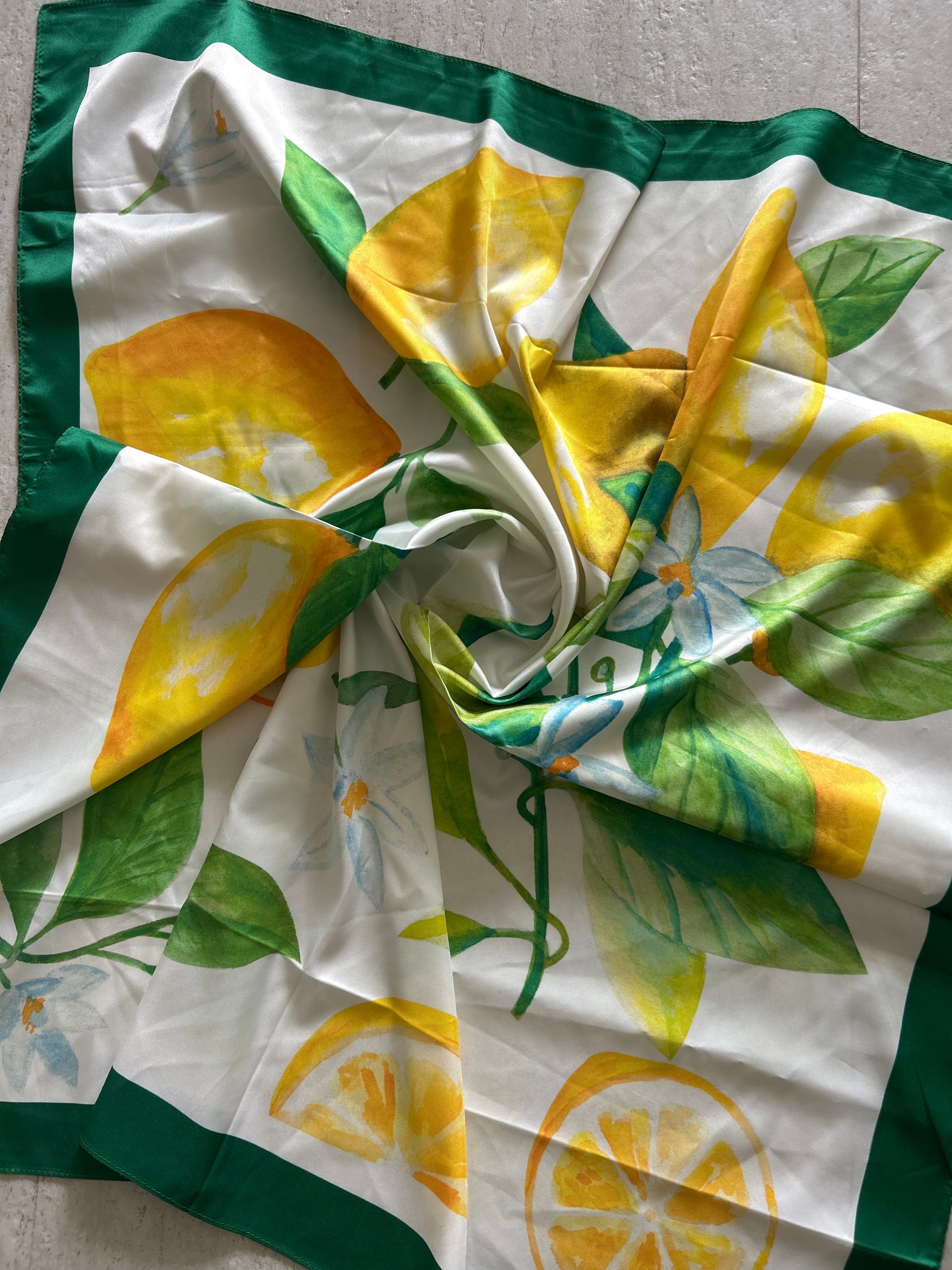 Lenço 90x90 cm Toque de seda Limões Barra verde bandeira (unidade)