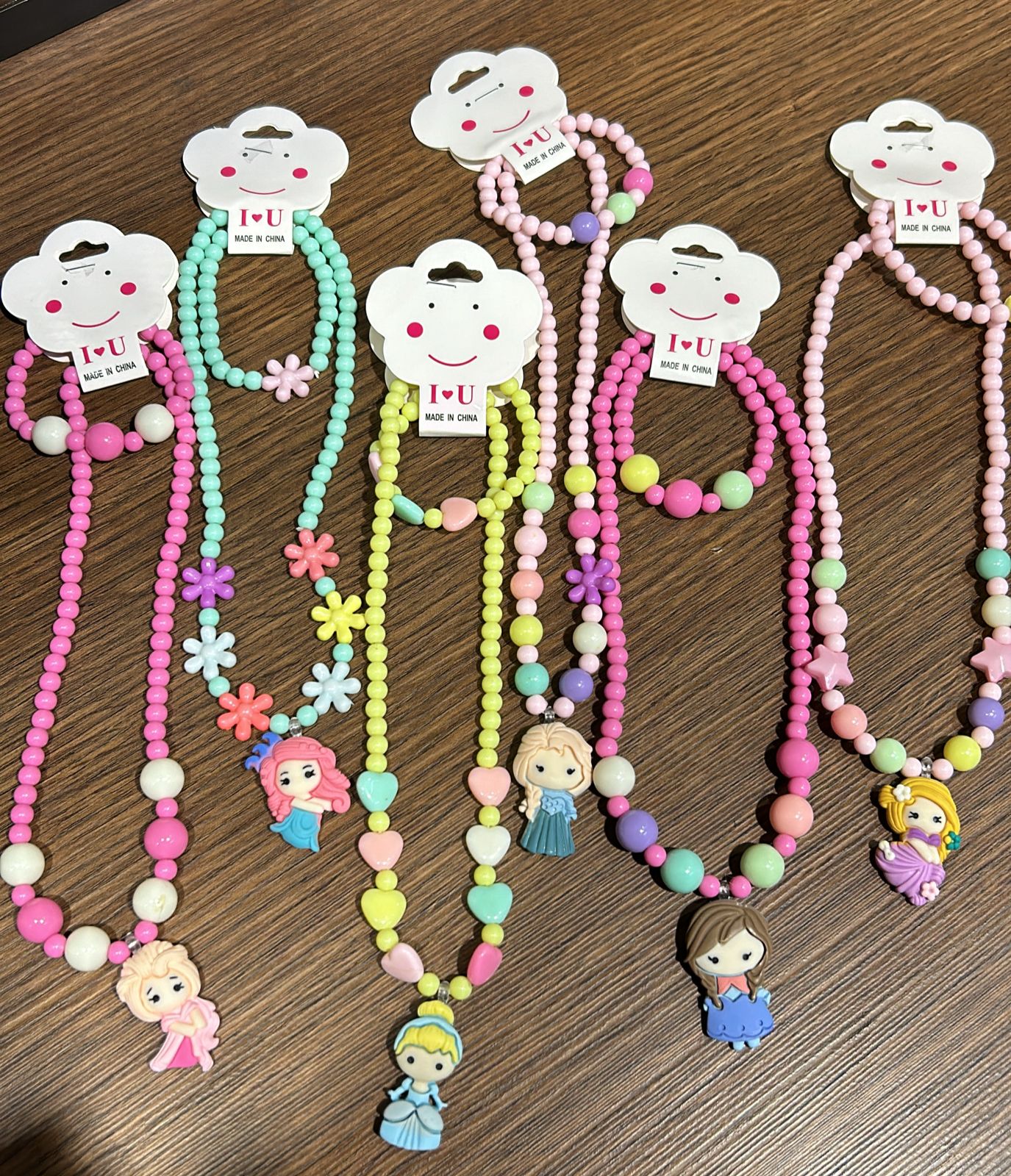 Conjunto Colar e Pulseira Princesas (12 peças 2 de cada)