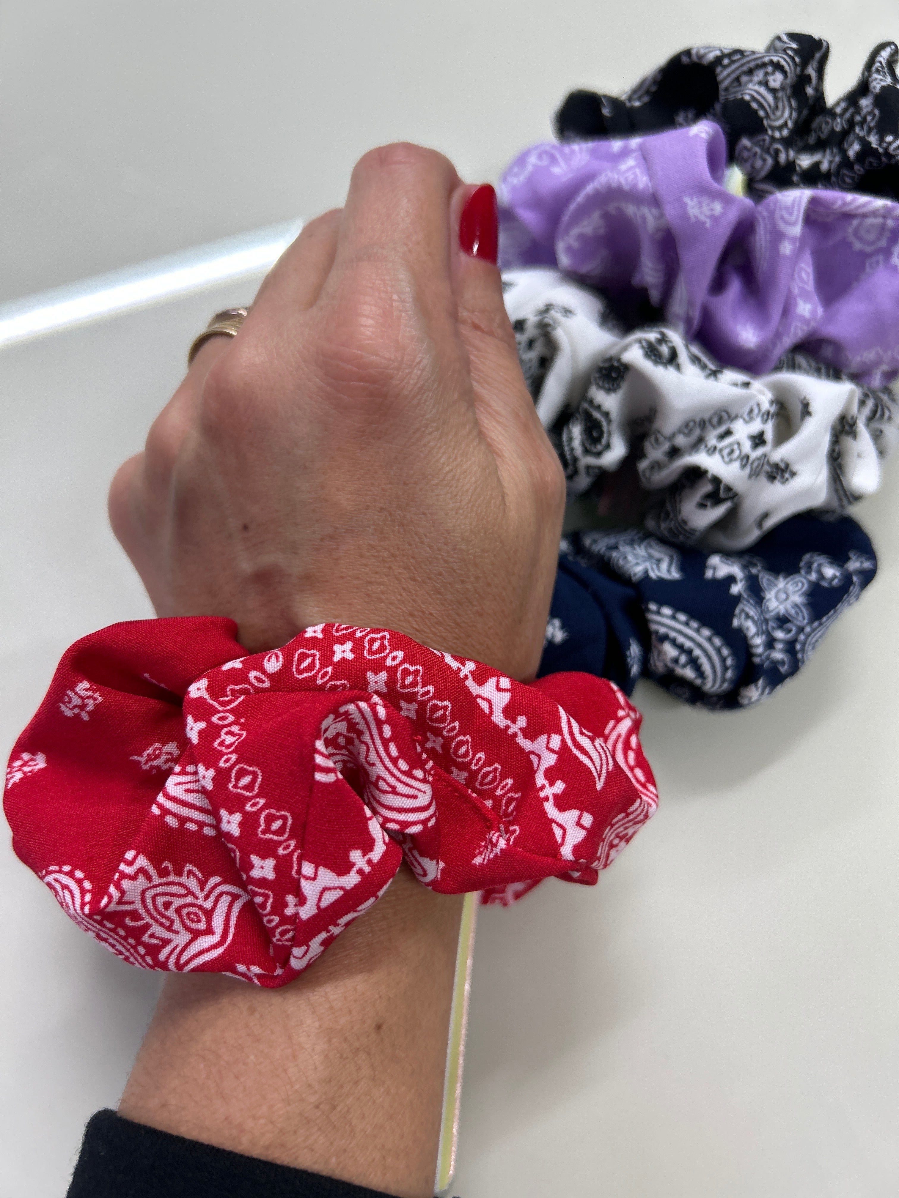 Scrunchie Estampa Bandana (12 peças. 3 vermelhos, 3 pretos, 2 azul, 2 branco, 2 roxo)