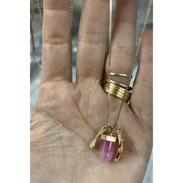 Colar com Cristal, folha e figa (12 peças 8 douradas e 4 pratas com pedra rosa e cristal)