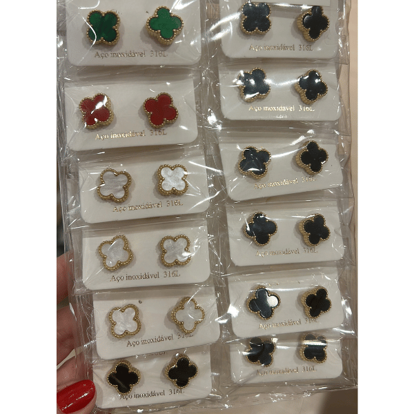 Brinco Trevo Aço Inoxidável Dourado (12 peças 7 preto, 3 Branco, 1 verde e 1 vermelho)