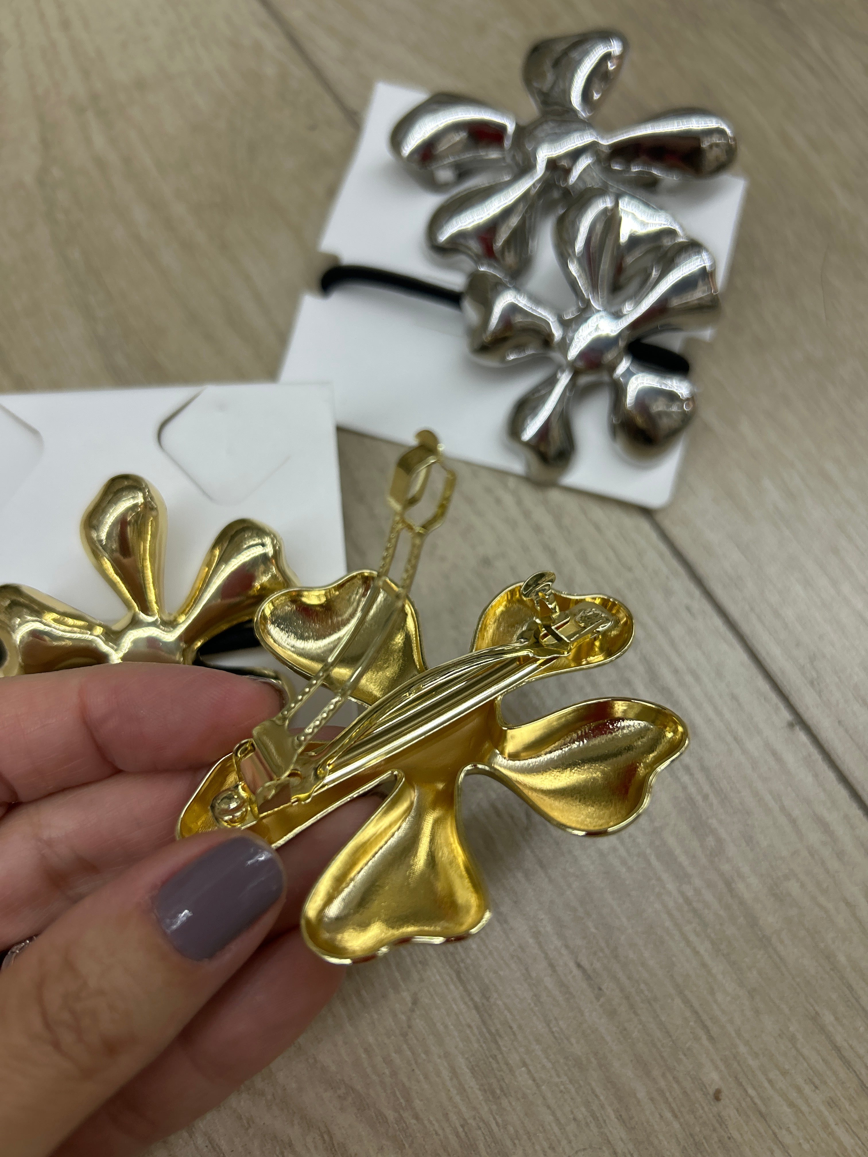 Xuxinha Metal e Presilha Francesa Flor Lelet (12 cartelas com 2 peças cada 10 douradas e 2 prata)
